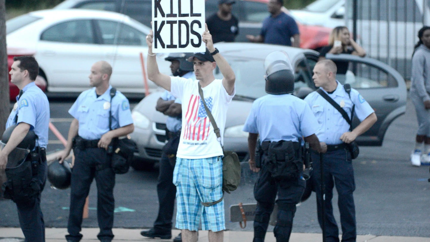 Un hombre protesta por la muerte de Michael Brown Un hombre protesta por la muerte de Michael Brown
