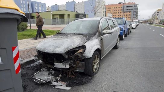 Uno de los coches calcinados por los actos vandálicos Uno de los coches calcinados por los actos vandálicos