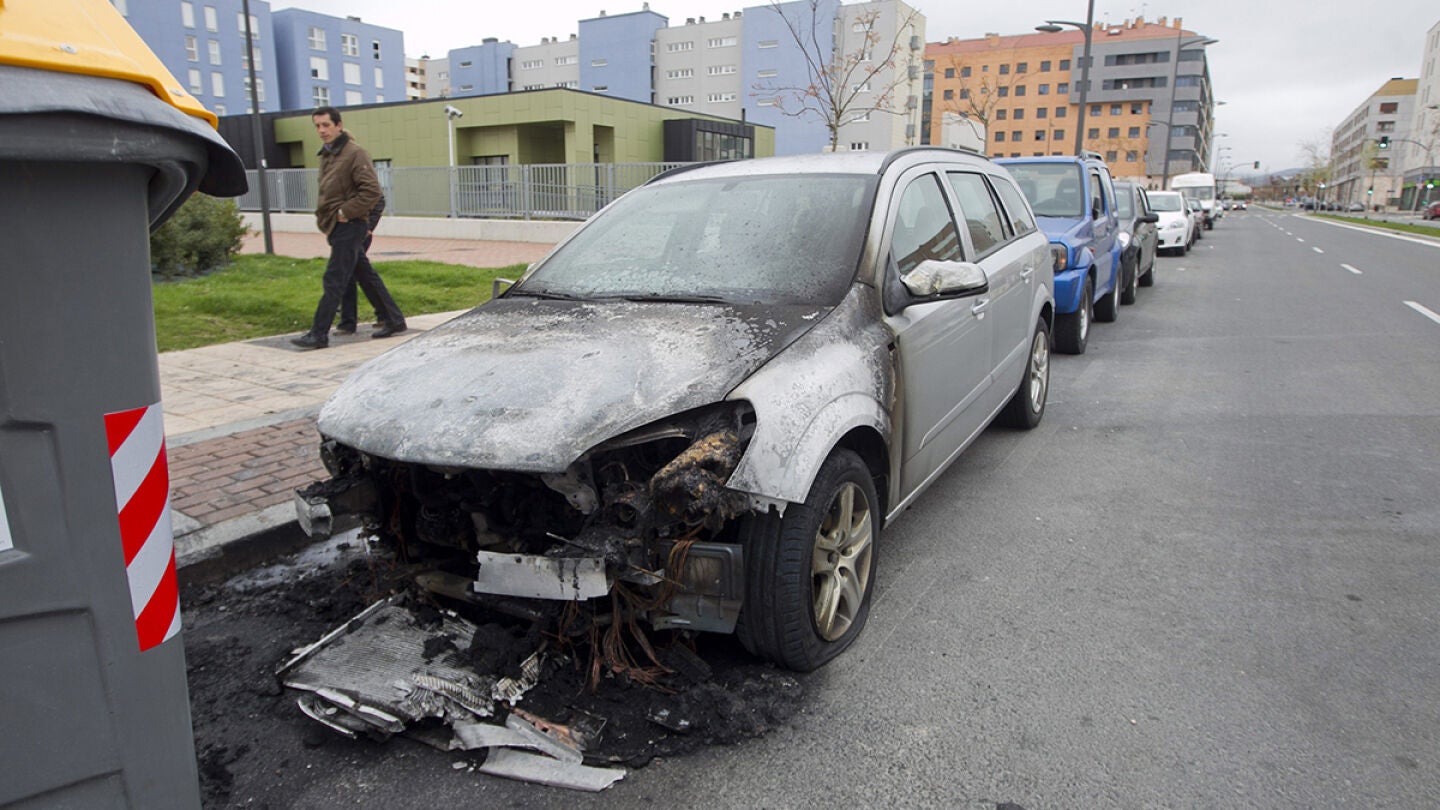 Uno de los coches calcinados por los actos vand&aacute;licos