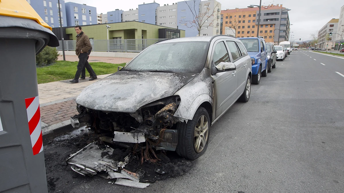 Uno de los coches calcinados por los actos vandálicos Uno de los coches calcinados por los actos vandálicos
