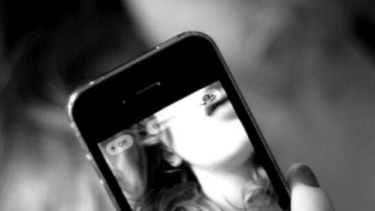 Una joven grab&aacute;ndose con el m&oacute;vil