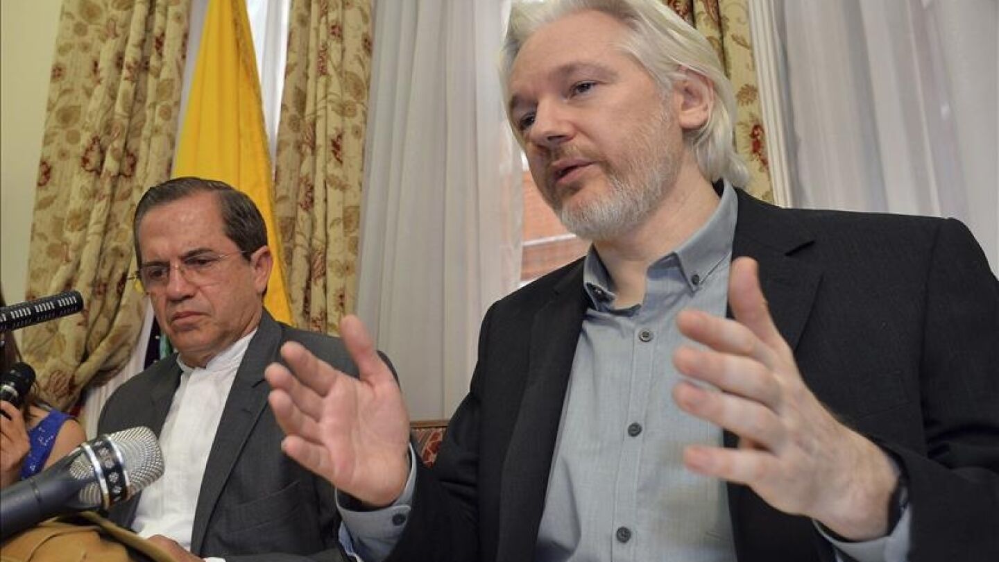 El fundador de Wikileaks, Julian Assange, y el ministro ecuatoriano de Exteriores, Ricardo Pati&ntilde;o