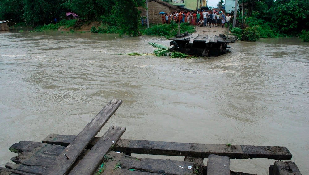 Decenas de personas observan las inundaciones en Nepal