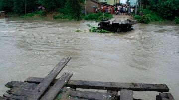 Decenas de personas observan las inundaciones en Nepal