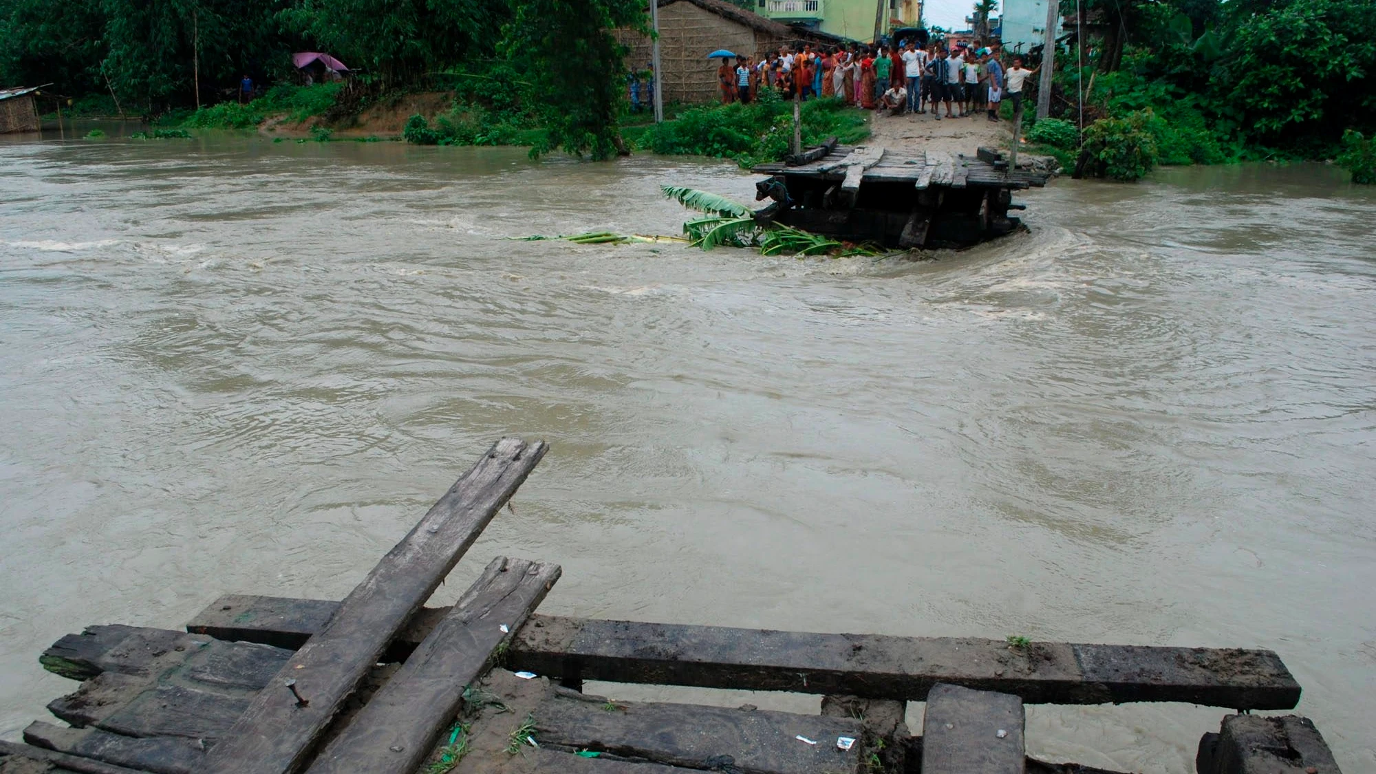 Decenas de personas observan las inundaciones en Nepal Decenas de personas observan las inundaciones en Nepal