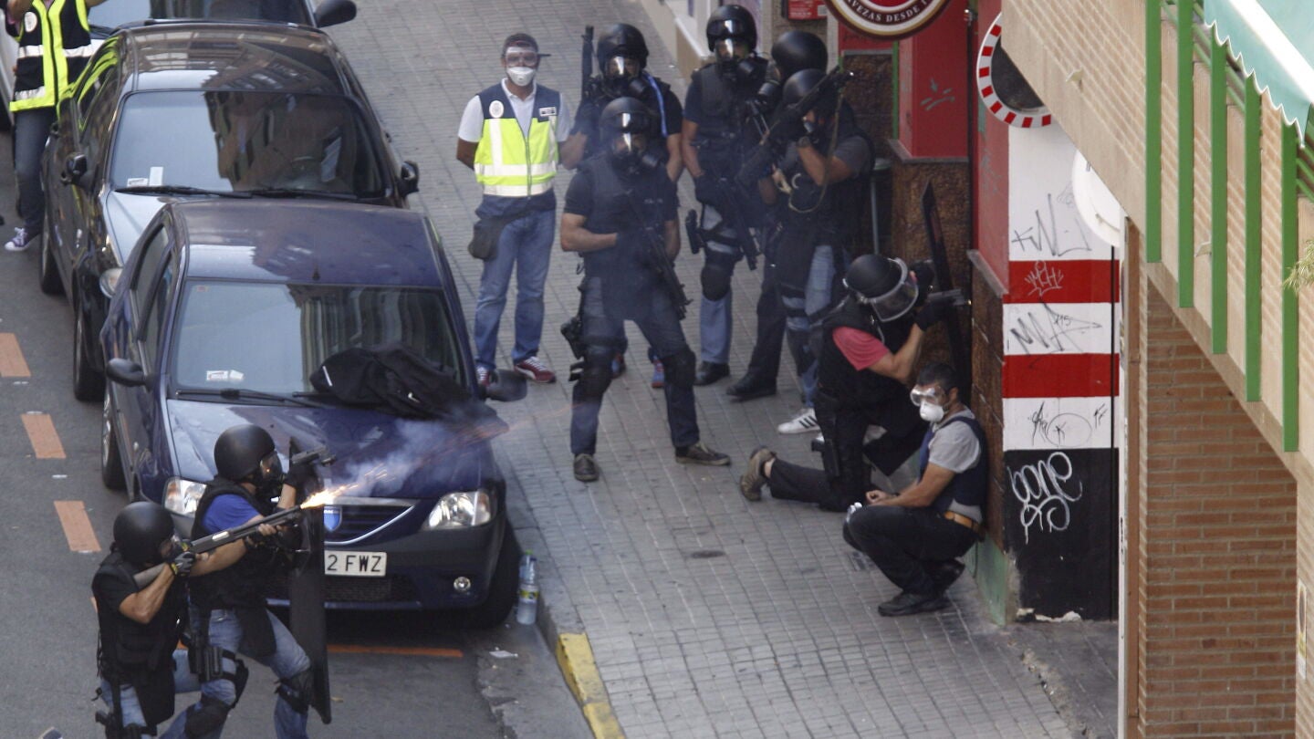 La Polic&iacute;a Nacional lanzando gases para hacer salir al atrincherado