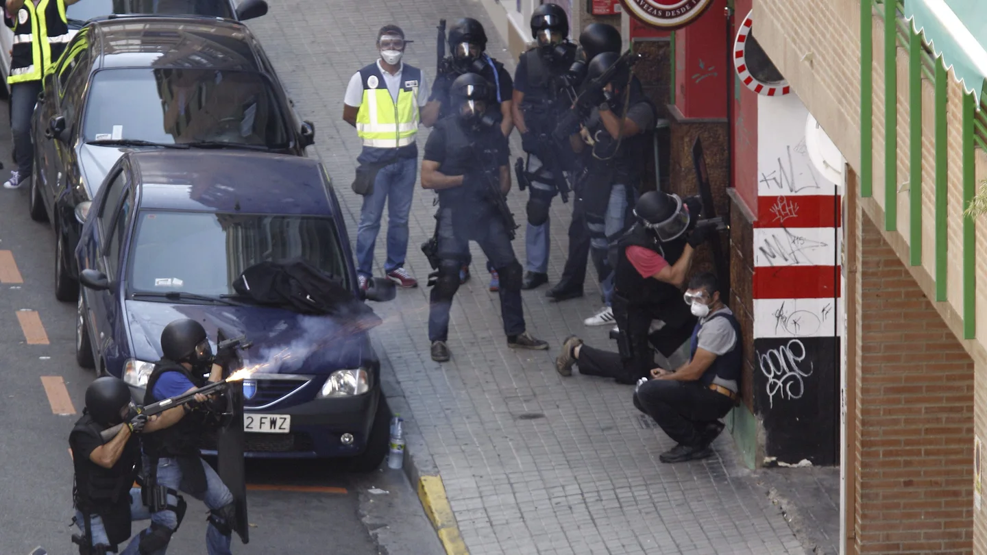 La Policía Nacional lanzando gases para hacer salir al atrincherado La Policía Nacional lanzando gases para hacer salir al atrincherado