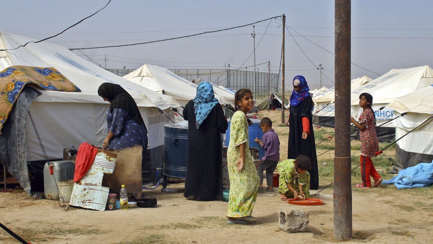 Un grupo de iraqu&iacute;es, fotografiados en un campo de refugiados en la zona de Jalawla, en el este de Irak