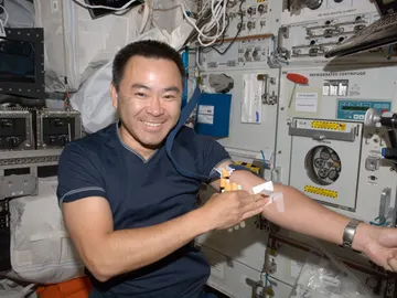 Un astronauta después de someterse a un análisis de sangre Un astronauta después de someterse a un análisis de sangre
