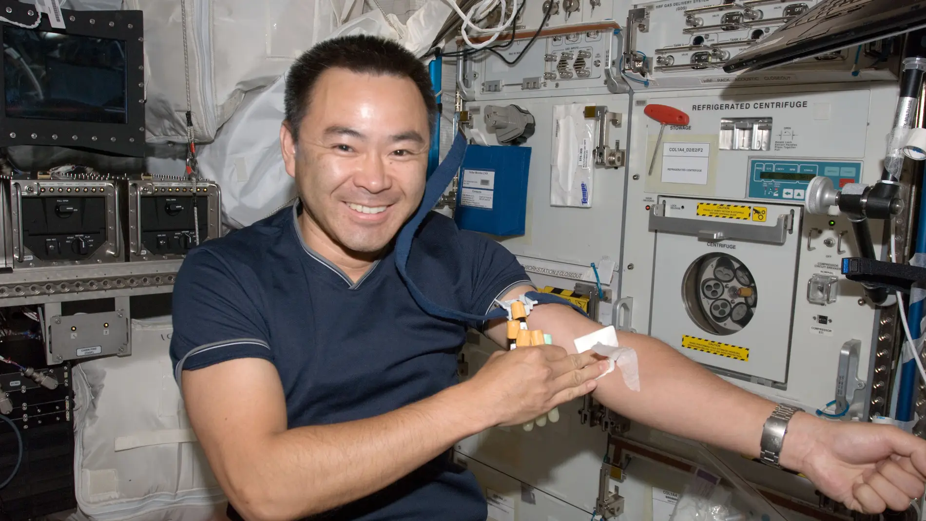 Un astronauta después de someterse a un análisis de sangre