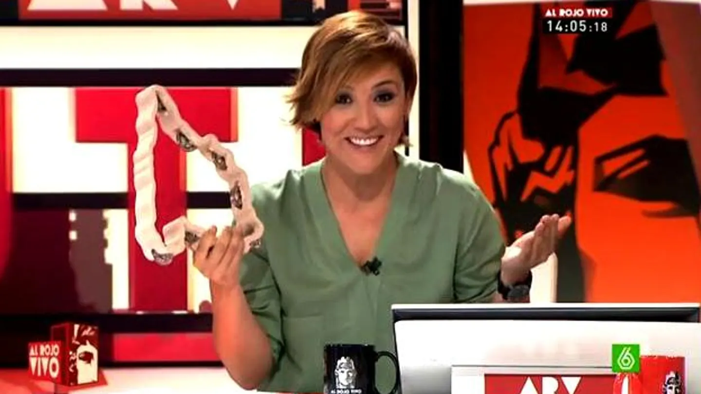 Cristina Pardo con una pandereta Cristina Pardo con una pandereta