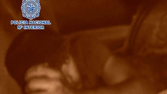 Imagen del inmigrante oculto en el eje del autob&uacute;s