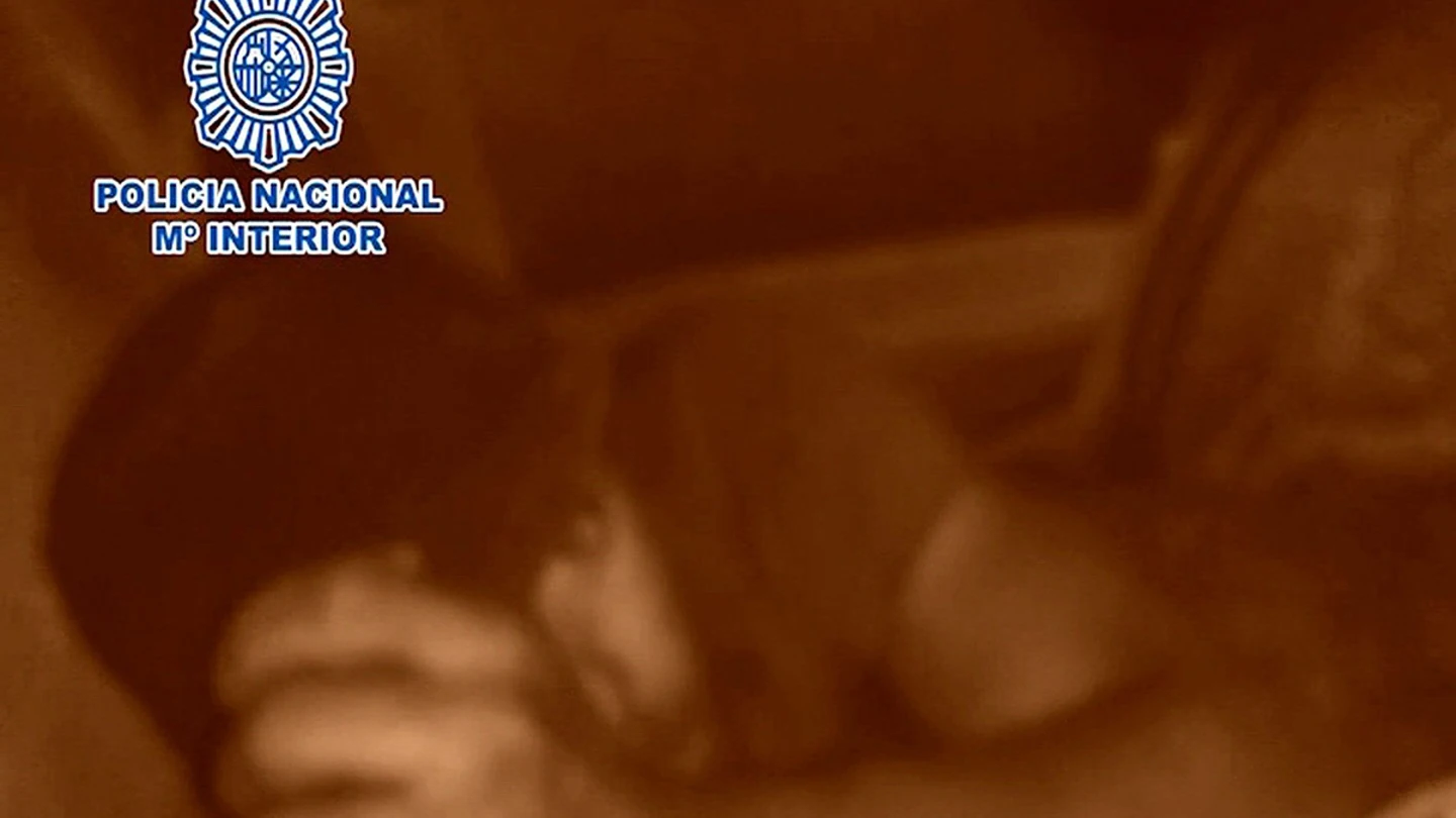 Imagen del inmigrante oculto en el eje del autobús Imagen del inmigrante oculto en el eje del autobús