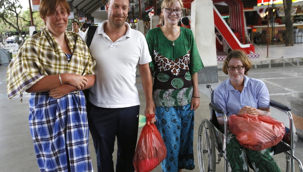 Algunos supervivientes llegan al Aeropuerto Internacional de Ngurah Rai en Bali 