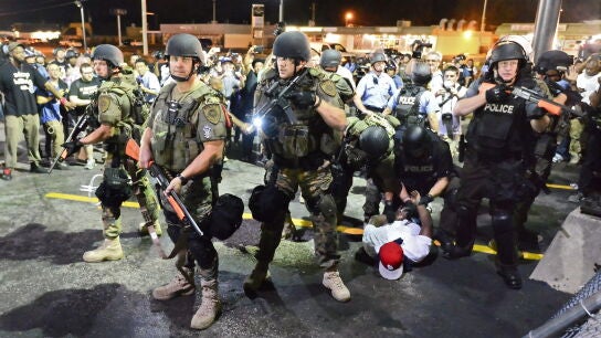 Polic&iacute;as arrestan a manifestantes mientras contin&uacute;an las protestas en Ferguson