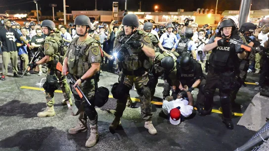 Policías arrestan a manifestantes mientras continúan las protestas en Ferguson Policías arrestan a manifestantes mientras continúan las protestas en Ferguson