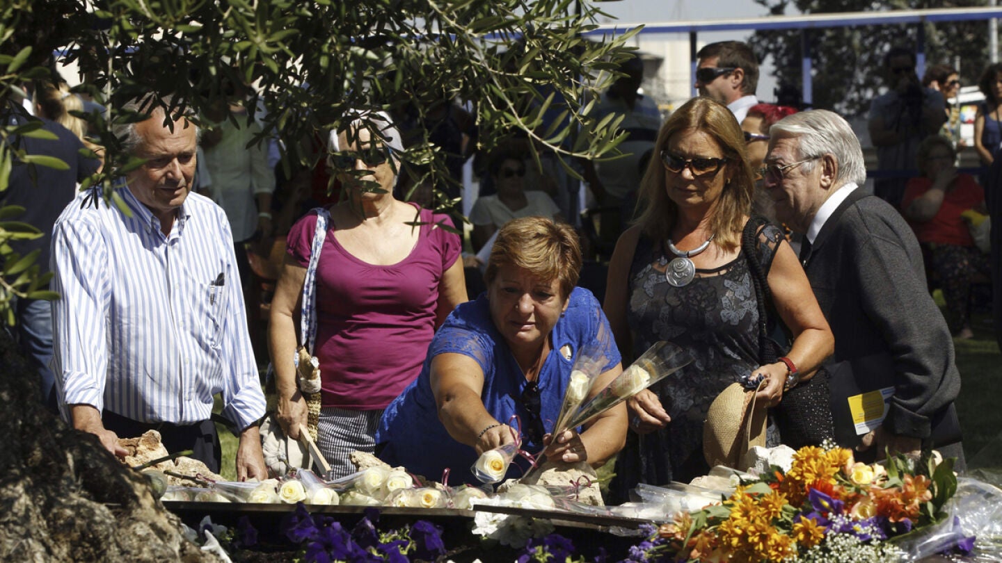 Ofrendas florales en el homenaje del accidente de Spanair