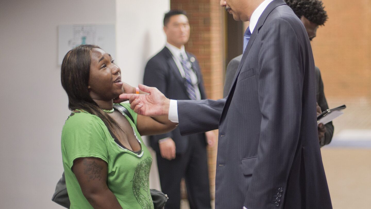 El fiscal general de EEUU , Eric Holder, habla con una estudiante