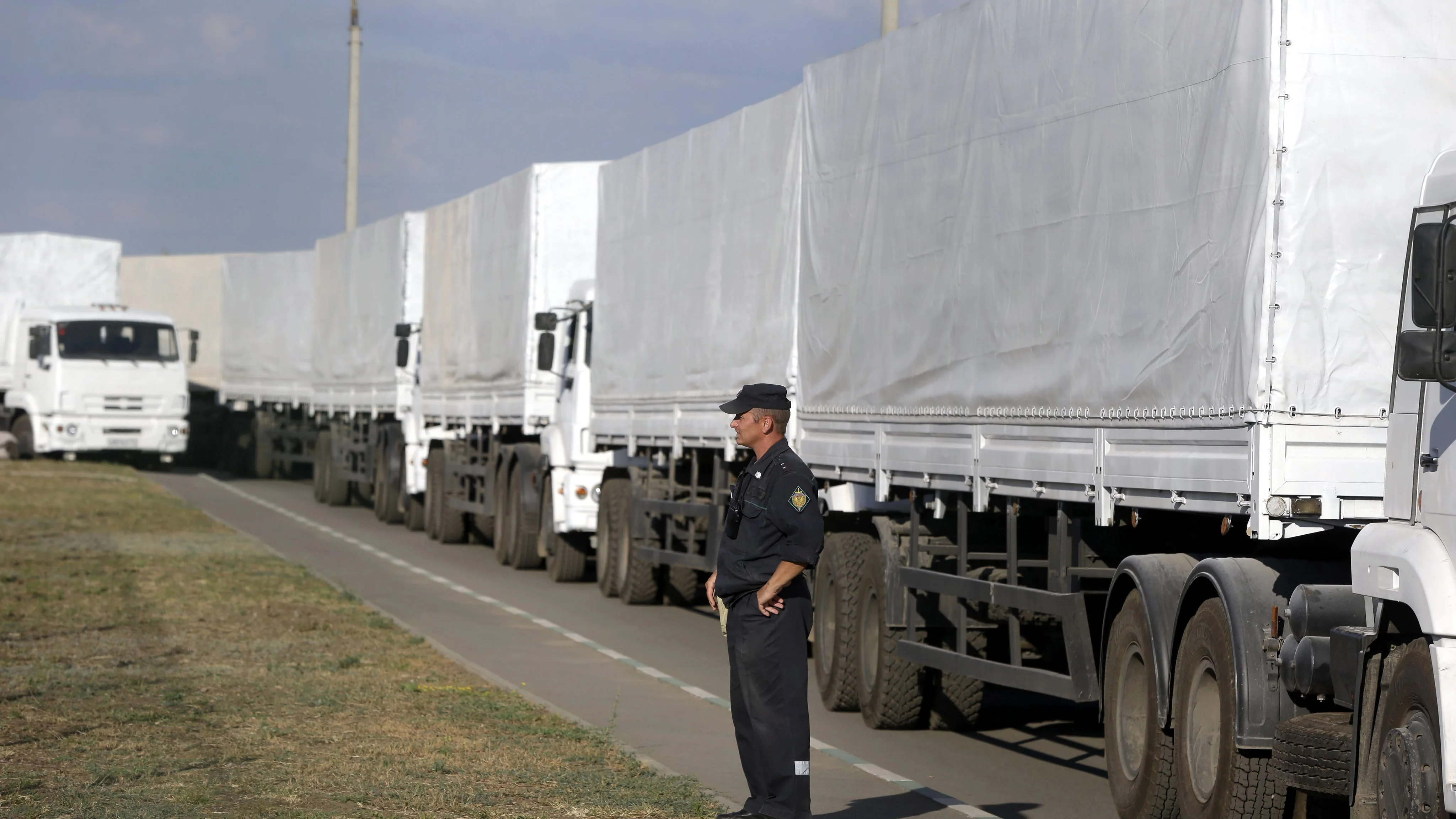 Un grupo de camiones, parte del convoy ruso con ayudas Un grupo de camiones, parte del convoy ruso con ayudas