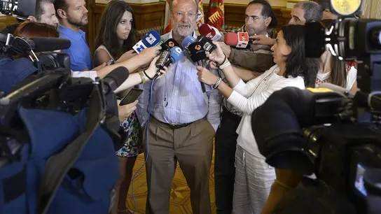 León de la Riva ante los medios de comunicación León de la Riva ante los medios de comunicación