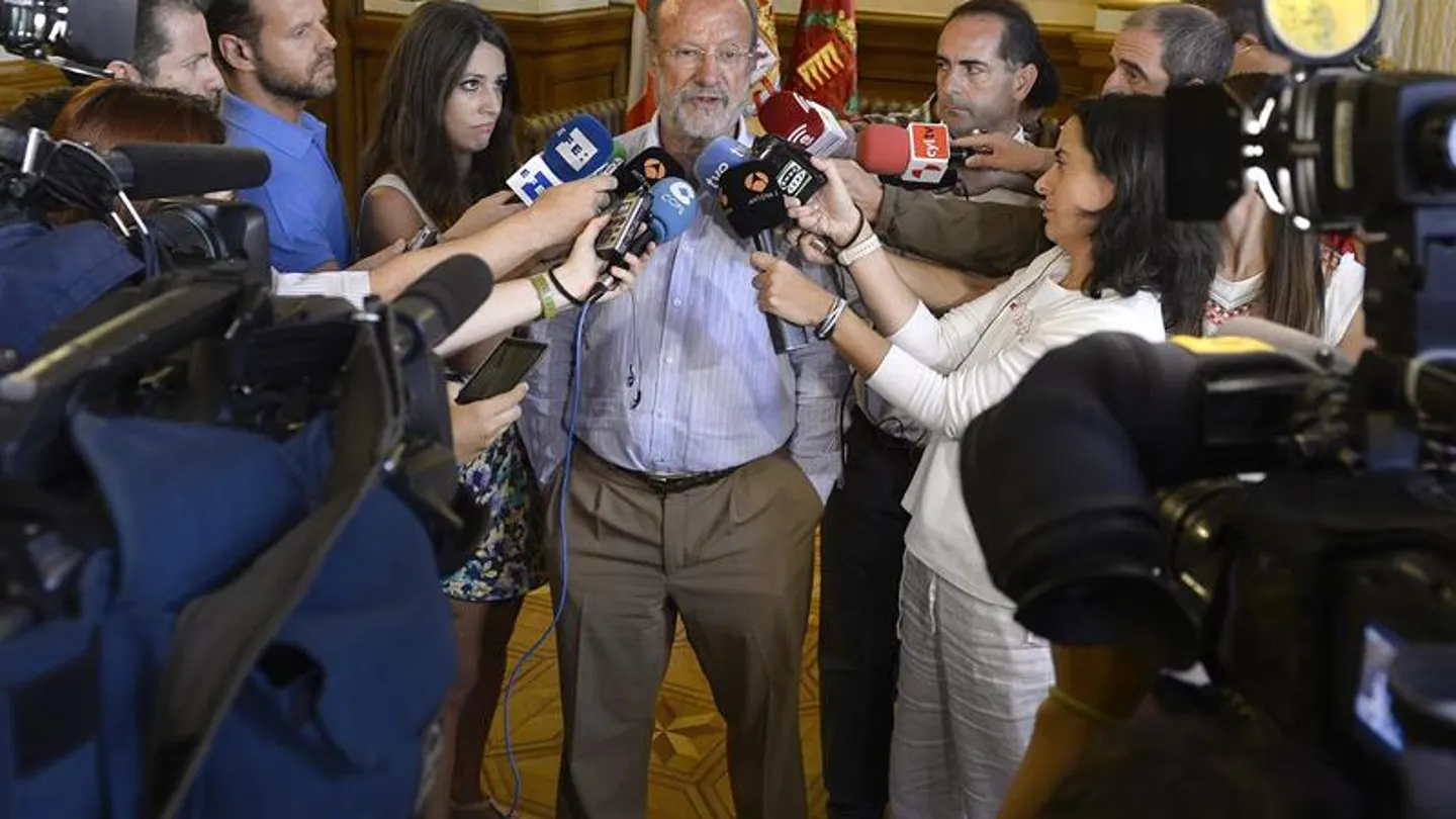 León de la Riva ante los medios de comunicación León de la Riva ante los medios de comunicación
