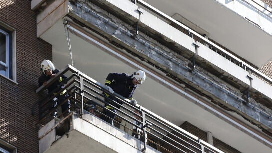 Parte del balc&oacute;n que le cay&oacute; a un joven en Madrid y provoc&oacute; su muerte