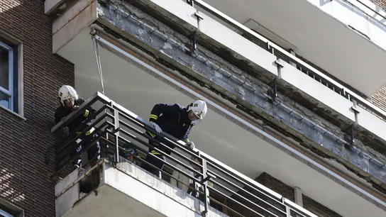 Parte del balcón que le cayó a un joven en Madrid y provocó su muerte Parte del balcón que le cayó a un joven en Madrid y provocó su muerte