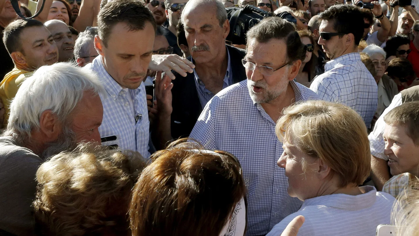 Rajoy y Merkel conversan con varias personas a su llegada a la plaza del Obradoiro Rajoy y Merkel conversan con varias personas a su llegada a la plaza del Obradoiro