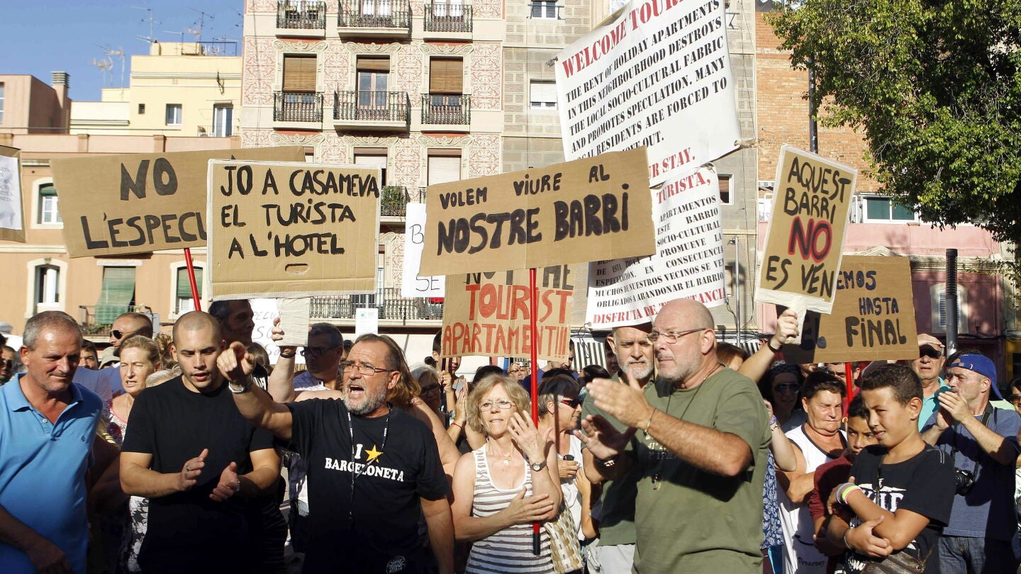 Un millar de vecinos de la Barceloneta durante la manifestaci&oacute;n