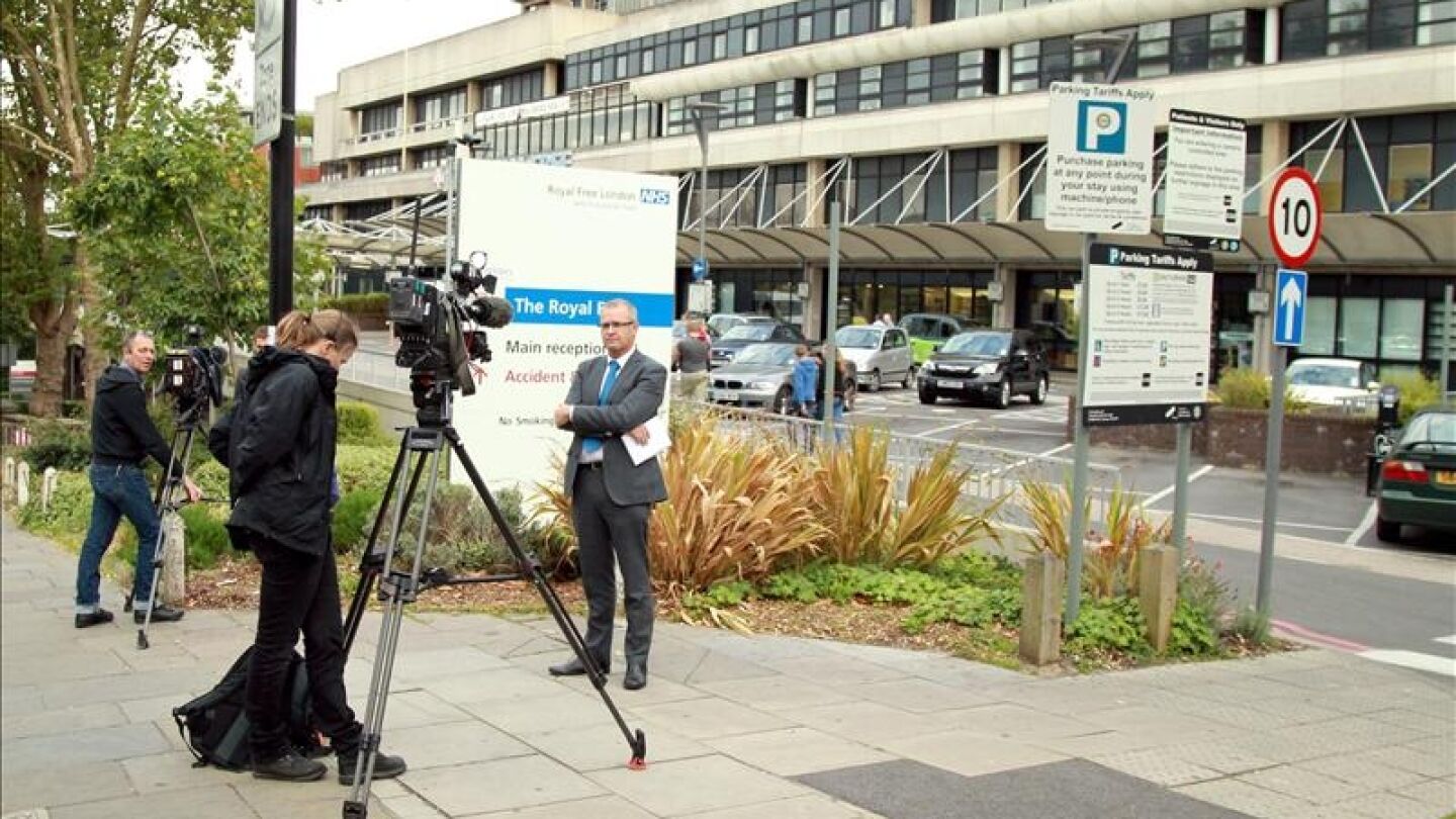 Medios de comunicaci&oacute;n esperan en el Royal Free Hospital de Londres