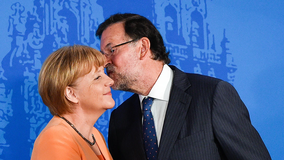 Mariano Rajoy da un beso en la mejilla a Angela Merkel