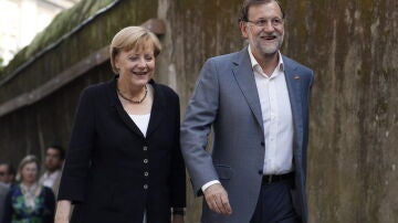 El presidente del Gobierno Mariano Rajoy (d) y la canciller alemana Angela Merkel (i)