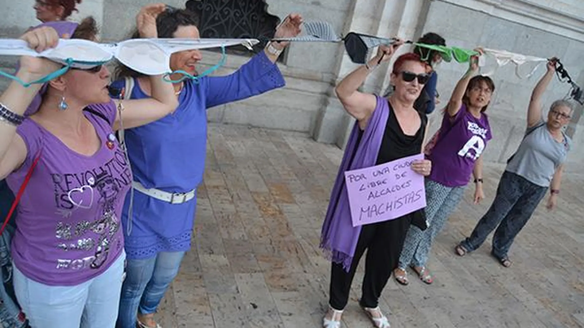 Las mujeres rodean el Ayuntamiento de Valladolid con sujetadores