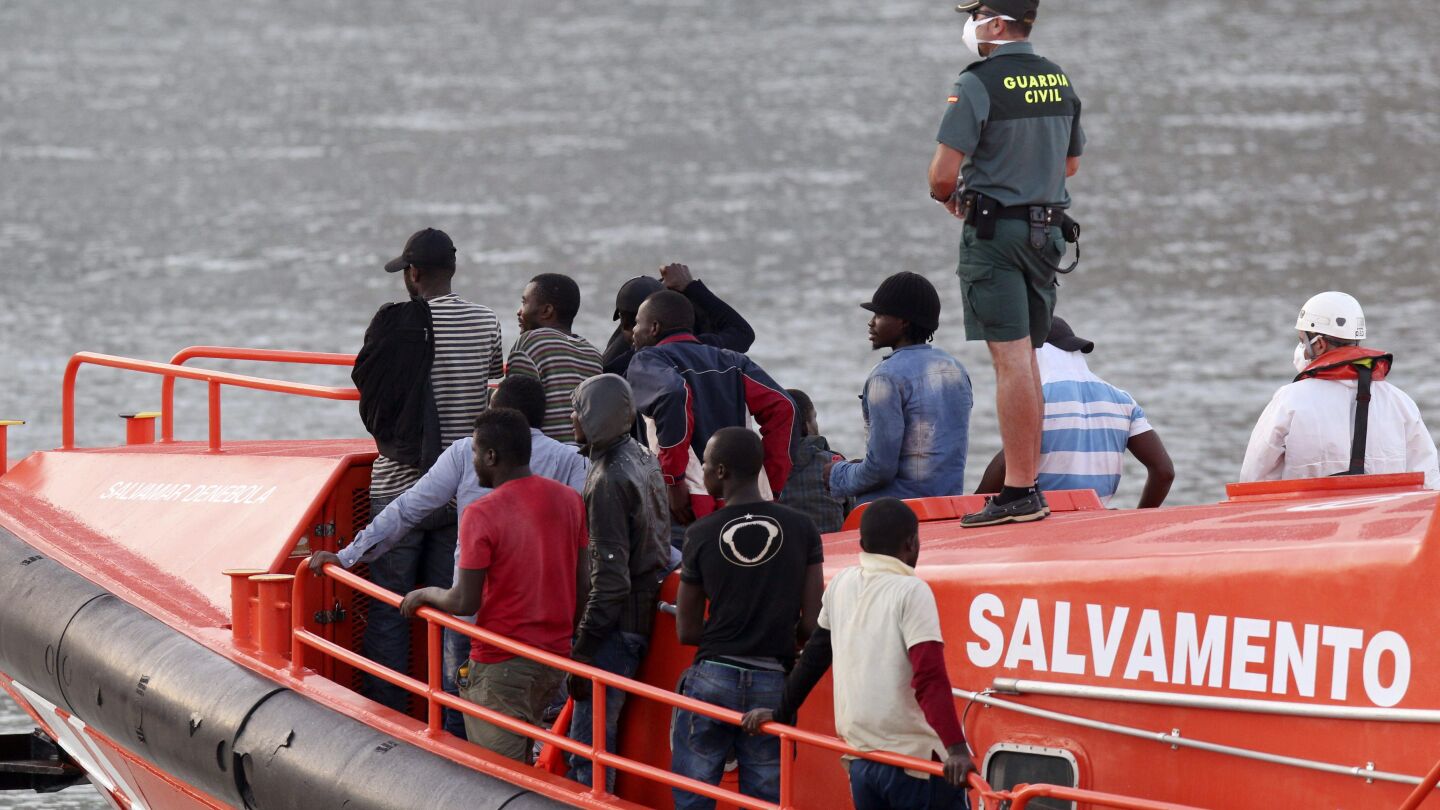 Las autoridades trasladan al puerto de Almer&iacute;a a varios inmigrantes