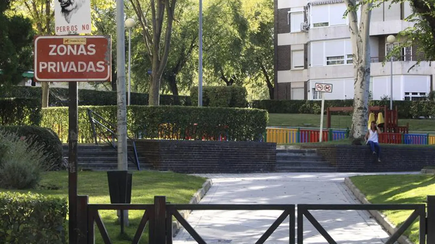 Parque en la calle Torquemada en el distrito de Hortaleza Parque en la calle Torquemada en el distrito de Hortaleza
