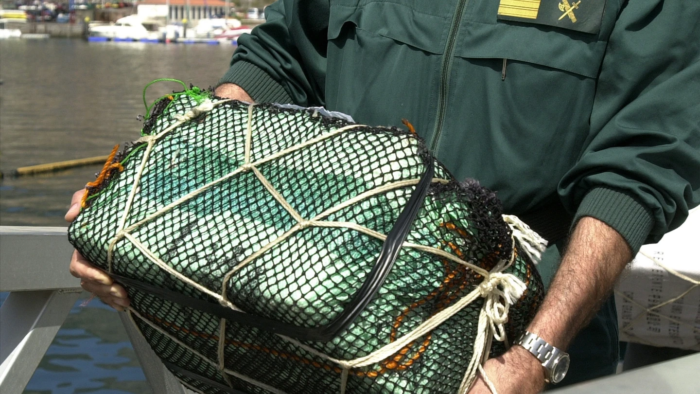 Un Guardia Civil descarga droga en Tenerife Un Guardia Civil descarga droga en Tenerife