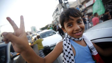 Un niño celebra la tregua entre Israel y Hamás