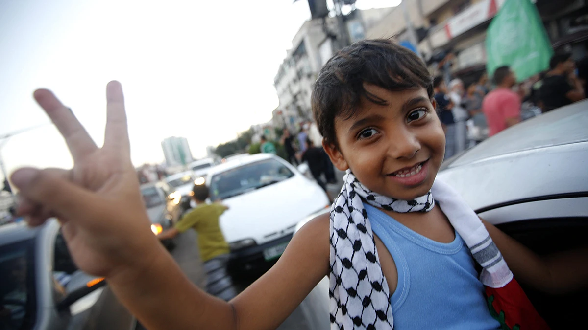 Un niño celebra la tregua entre Israel y Hamás