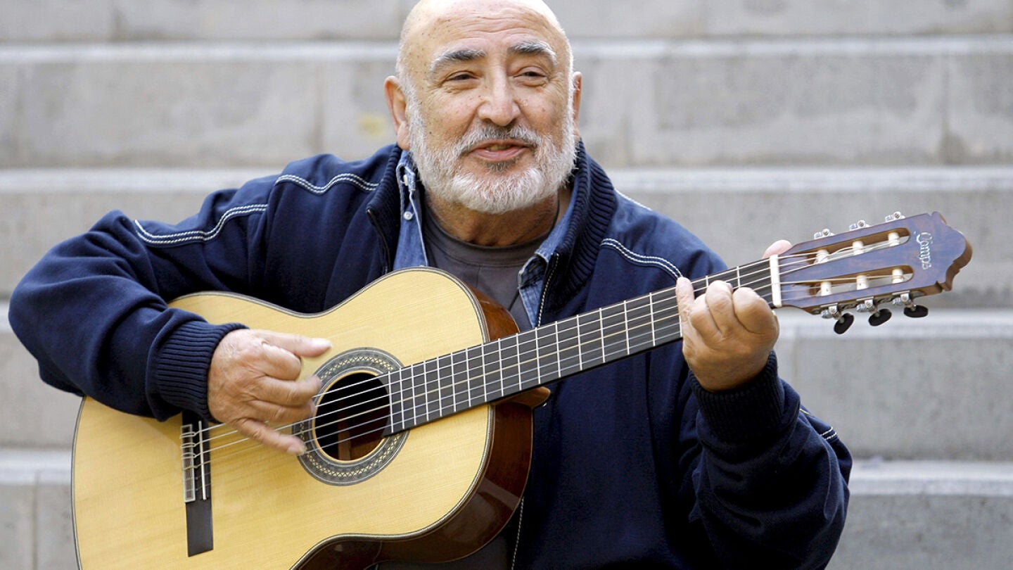 Peret con su guitarra