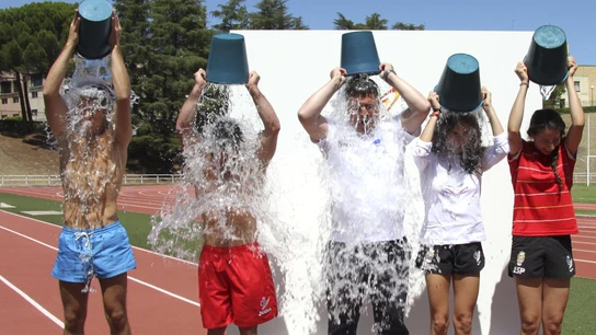 Algunos gimnastas se tiran el cubo de agua helada Algunos gimnastas se tiran el cubo de agua helada