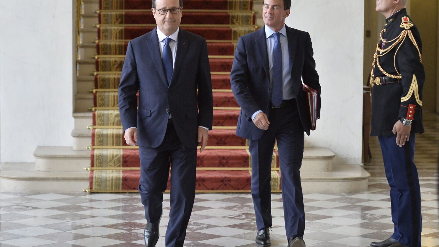 El presidente franc&eacute;s, Fran&ccedil;ois Hollande (i), y el primer ministro, Manuel Valls