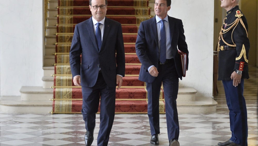 El presidente francés, François Hollande (i), y el primer ministro, Manuel Valls