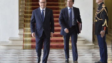 El presidente francés, François Hollande (i), y el primer ministro, Manuel Valls