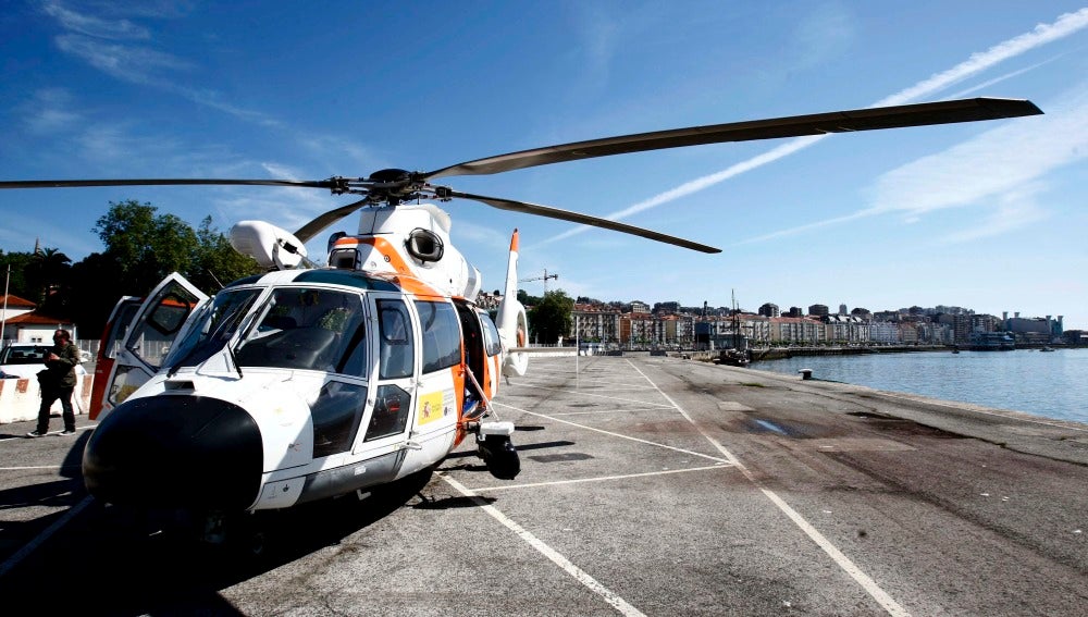 El helicóptero "Helimer 204" que se sumó a los medios de Salvamento Marítimo en el rescate del cuerpo sin vida de la joven en Cantabria
