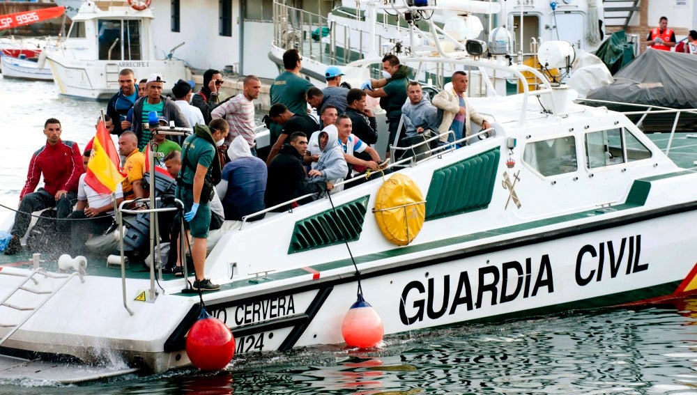 Una embarcación de la Guardia Civil con varios inmigrantes a bordo