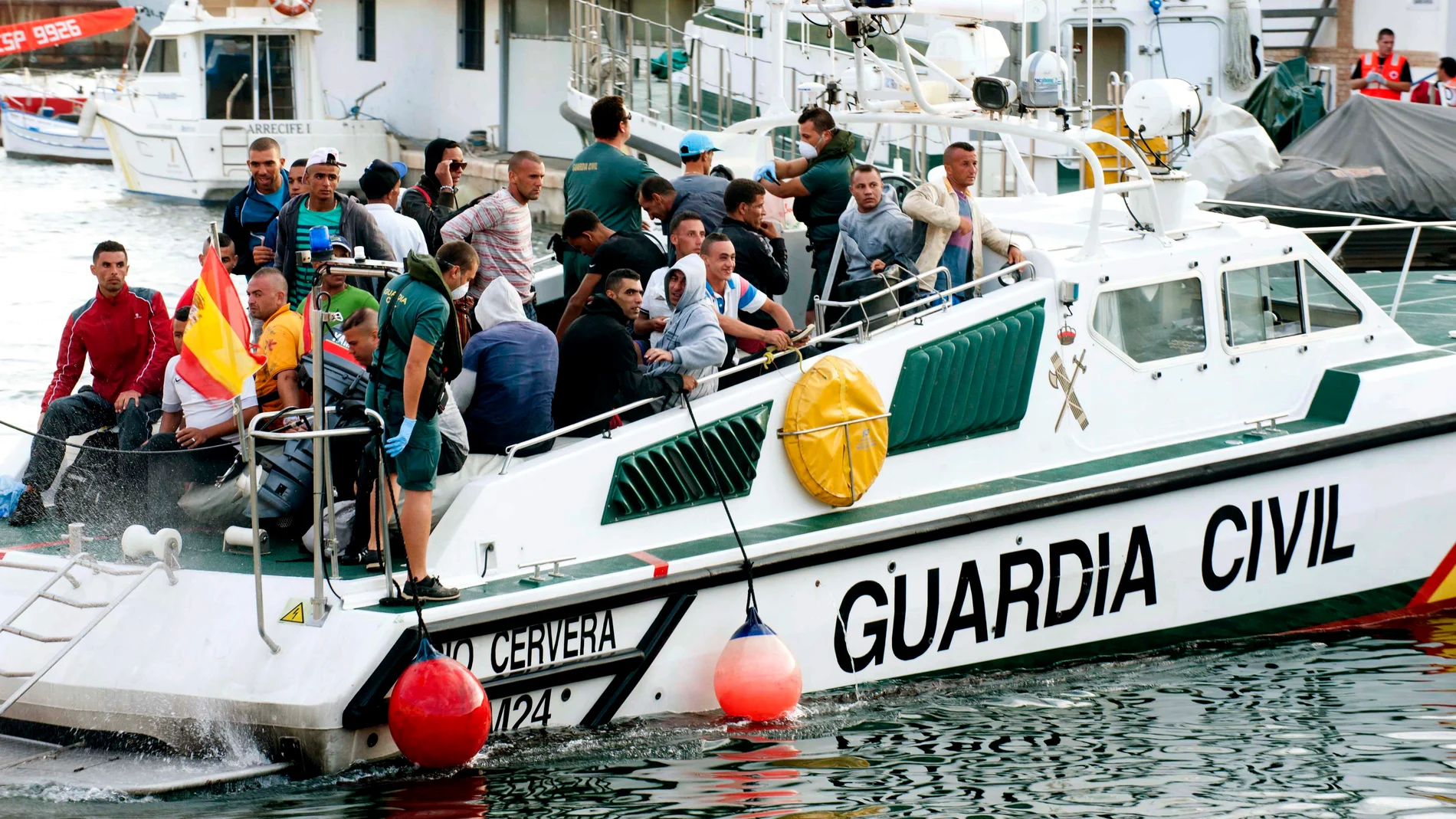 Una embarcación de la Guardia Civil con varios inmigrantes a bordo
