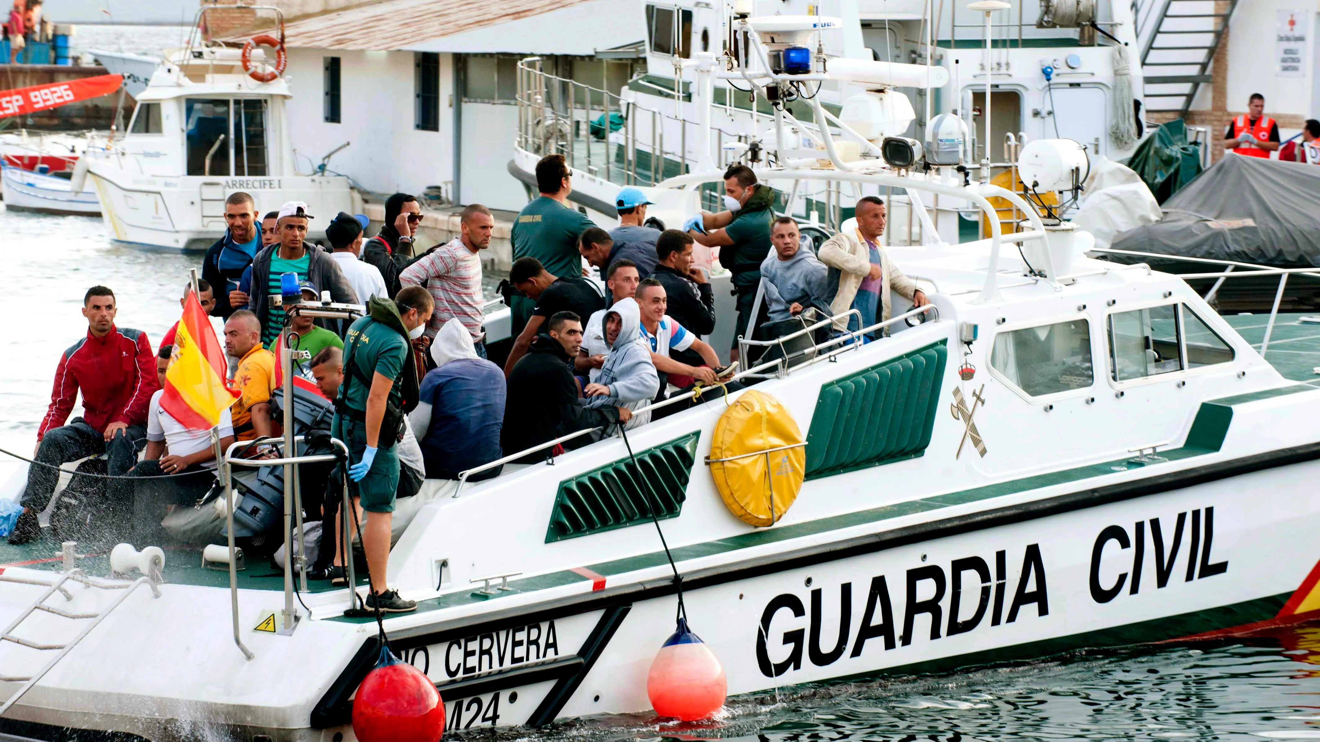 Una embarcación de la Guardia Civil con varios inmigrantes en una imagen de archivo