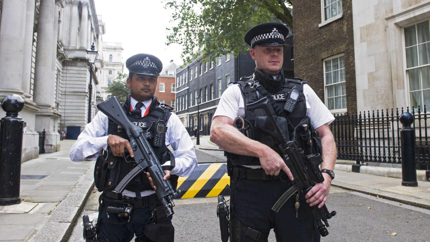 Dos polic&iacute;as de Londres