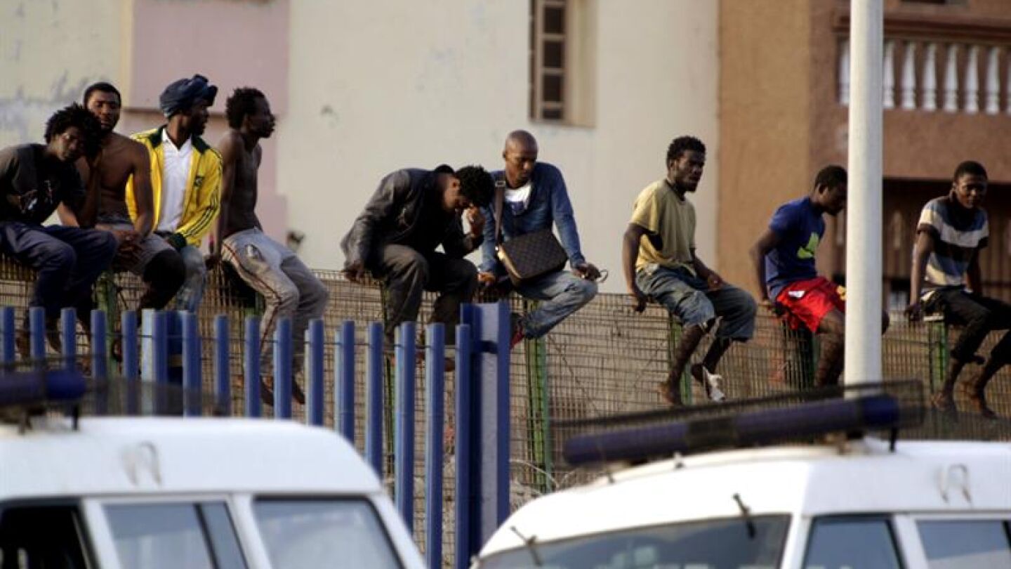 El &uacute;ltimo inmigrante encaramado en Melilla se baja tras 11 horas en la valla
