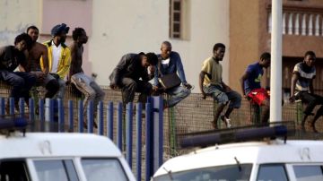El último inmigrante encaramado en Melilla se baja tras 11 horas en la valla